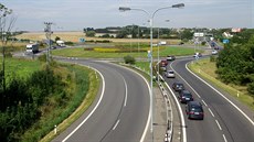 Kruhový objezd na kraji Olomouce poblíž nákupního centra Globus, který patří k... Kruhový objezd na kraji Olomouce poblíž nákupního centra Globus, který patří k...