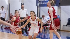 Česká mládežnická reprezentantka Barbora Jindrová (v bílém) se prosmýkla mezi... Česká mládežnická reprezentantka Barbora Jindrová (v bílém) se prosmýkla mezi...