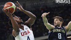 Americký basketbalista Jimmy Butler (4) zakonuje na argentinský ko, ubránit...