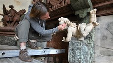 Restaurátorka Vanesa Trostová pi práci na náhrobku.