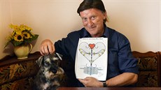 Pavel Danys s nákresem kovového srdce, do něhož si milenci připnou zámek na... Pavel Danys s nákresem kovového srdce, do něhož si milenci připnou zámek na...