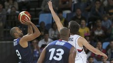 Francouzský basketbalista Tony Parker míí na ko v utkání proti Srbsku,...