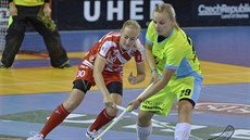 Alicia Fylke z Pixbo (vlevo) a Kamila Paloncyová z Vítkovic bojují o míček ve... Alicia Fylke z Pixbo (vlevo) a Kamila Paloncyová z Vítkovic bojují o míček ve...