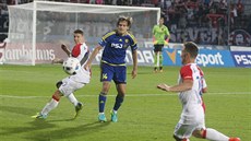 Jihlavský útočník Michael Rabušic (v modrém) sleduje míč, vedle něho hlídá... Jihlavský útočník Michael Rabušic (v modrém) sleduje míč, vedle něho hlídá...