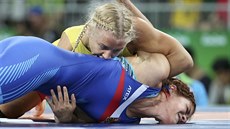 eská zápasnice Adéla Hanzlíková (v modrém) v duelu proti védce Henn...