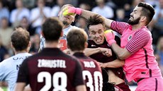 Sparťanský brankář Tomáš Koubek (v růžovém) řeší nepříjemný závar v utkání na... Sparťanský brankář Tomáš Koubek (v růžovém) řeší nepříjemný závar v utkání na...