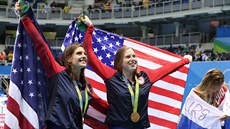 Amerianky Katie Meiliová a Lilly Kingová slaví své olympijské medaile, zatímco...