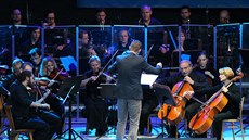 Karlovarský symfonický orchestr doprovází Michala Prokopa ve skladb Msto ER....
