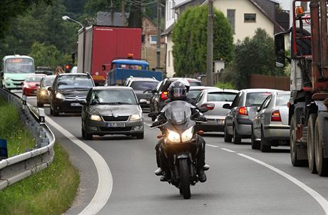 Na silnici v Mníku u Liberce se tvoí kolony, provoz tady ídí semafory.