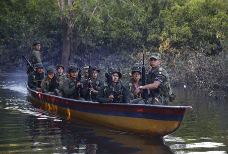 Kolumbijí povstalci z FARC hlídkující na ece Mecaya v dungli Putumayo