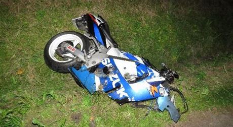 Motorká na Náchodsku narazil pi pedjídní do tí aut (25.8.2016).