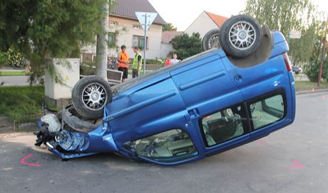 Auto se pevrátilo na stechu, idika skonila v nemocnici.