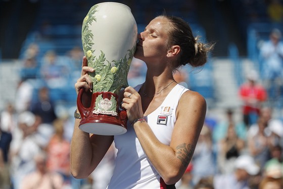 Karolína Plíková líbá svojí dosud nejcennjí turnajovou trofej, kterou...