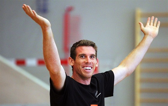 Eric Mochalski se usmívá pi tréninku karlovarských volejbalist.