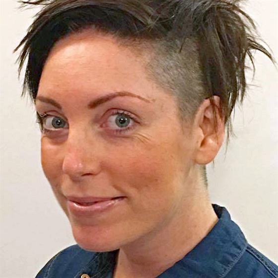 Justine Cheadle si ped zahájením chemoterapie ostíhala vlasy a pak si je i...