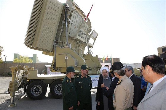Iránský prezident Hasan Rúhání a ministr obrany Hosejn Dehkán si prohlíí nový...
