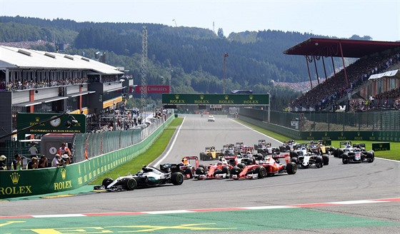 ÚVODNÍ ZATÁKA. Nico Rosberg v ele Velké ceny Belgie.