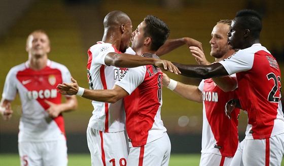 Fotbalisté Monaka se radují z gólu, ilustraní snímek.