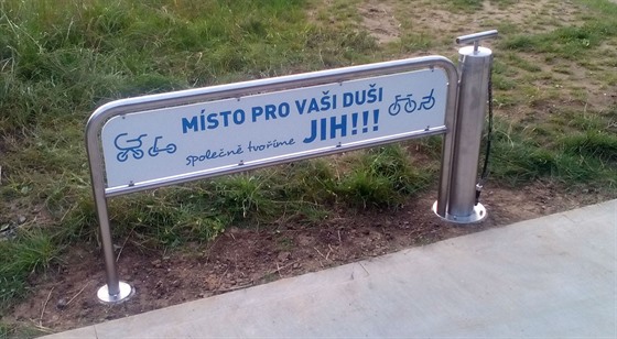 Také v Ostrav se u objevila první pumpa vzduchu urená zejména cyklistm....