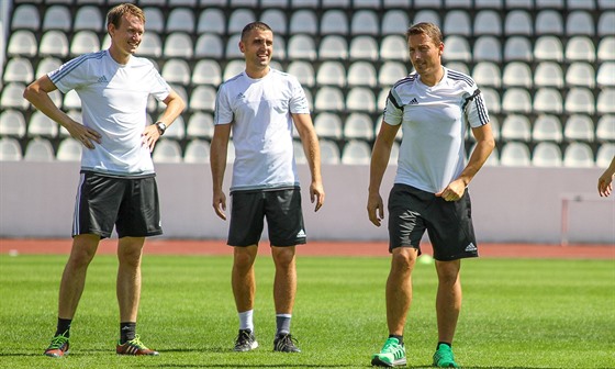 Rozhodí Karel Hrube (vpravo) a Martin Nenadál (uprosted) bhem tréninku.