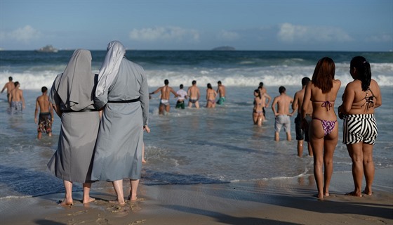 Polské ádové sestry na brazilské plái Copacabana.