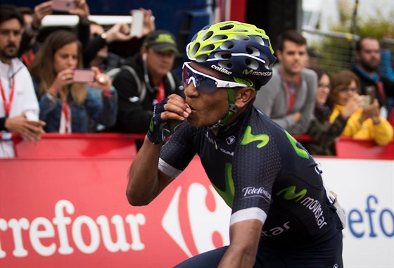 Nairo Quintana slaví vítzství v cíli 10. etapy Vuelty.