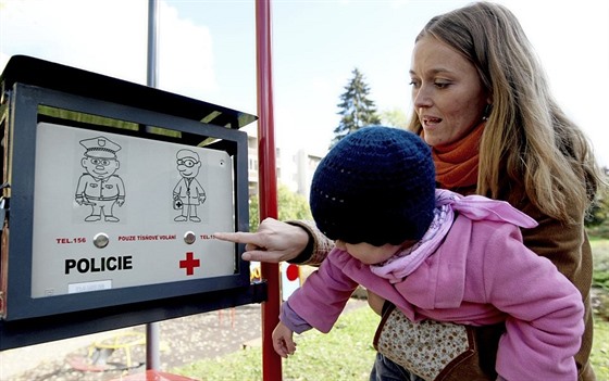 Hodiny, s jejich pomocí mohou dti v pípad ohroení pivolat pomoc, jsou v Brod u jen u hit V Rámech (na snímku). Z parku, kde byly navíc osazeny pamtní deskou upomínající na zavradného Jakuba imánka, nenávratn zmizely.