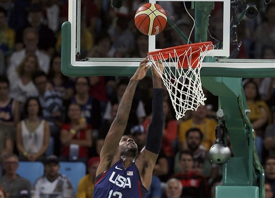 Americký basketbalista Paul George zakonuje akci ve finálovém duelu se Srbskem.