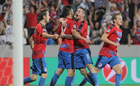 Fotbalisté Plzn se radují z gólu, který vstelil Michal uri (druhý zleva).