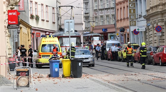 V olomoucké ulici v centru msta se na chodník zítil kus zdi domu.