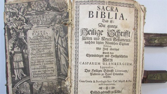 Pohled na úvodní stranu bible ze 17. století, kterou nali policisté u zlodje....