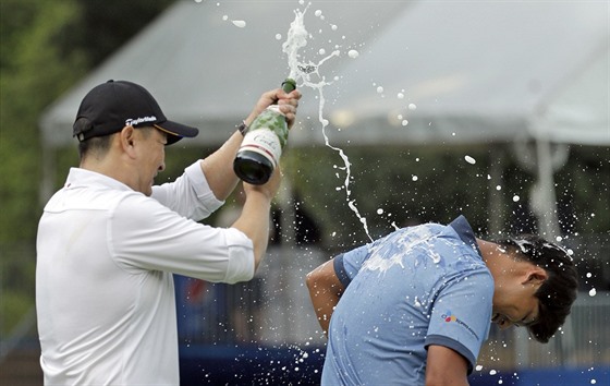 Kim Si-u vyhrál na Wyndham Championship, oslavu mu osladil Rambert Sim.