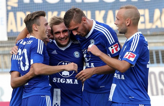 Olomoutí fotbalisté se radují z gólu proti Pardubicím.