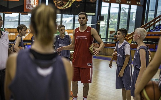 Tomá Satoranský radí úastníkm svého basketbalového kempu.