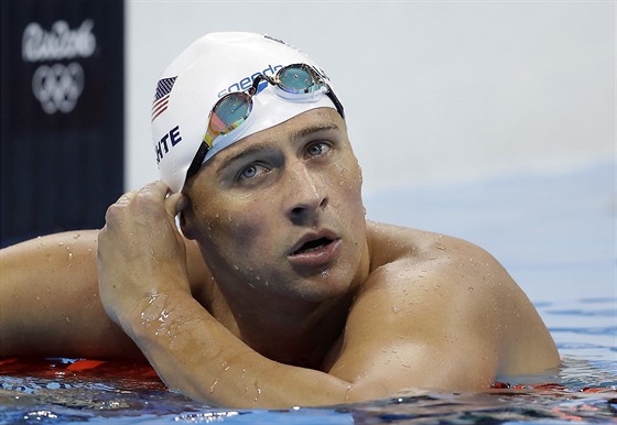 Americký plavec Ryan Lochte sleduje svj as v olympijském bazénu. V Riu se...