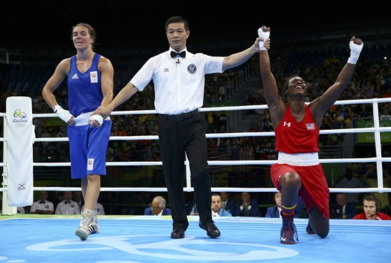 Americká boxerka Claressa Shieldsová slaví olympijské vítzství v nejt잚í...