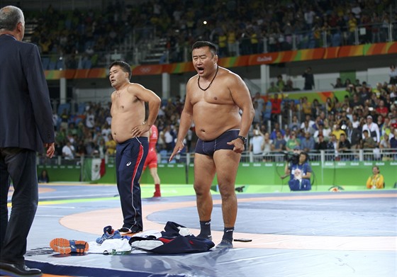 Trenéi mongolského zápasníka Mandachnarany Gancorigy se na protest proti...