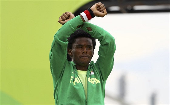 STÍBRNÝ PROTEST. Vytrvalec Feyisa Lilesa pi vyhláení vítz olympijského...
