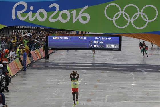 PROTEST. Etiopsk bec Feyisa Lilesa probhl clem olympijskho maraton se...
