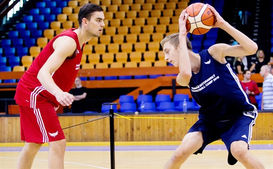 Tomá Satoranský radí mladým basketbalistm na svém tréninkovém kempu na...