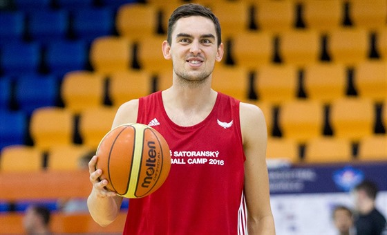 Tomá Satoranský pomáhá s tréninkem mladým basketbalistm, kteí se pihlásili...