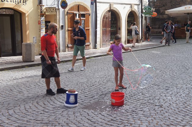 Dít s bublinou v ulicích Prahy
