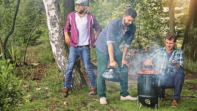 Uzení při grilování dává pokrmu úplně novou chuť. Uzení při grilování dává pokrmu úplně novou chuť.