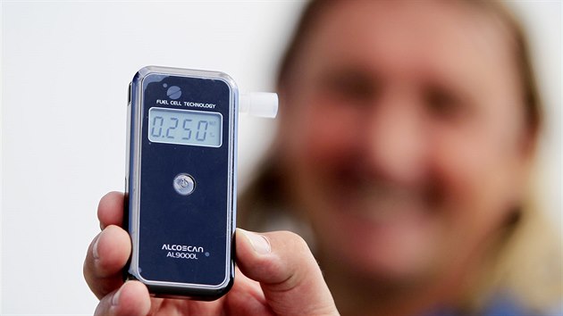 Testování cyklistů na alkohol na vinařské cyklostezce u Strachotína. Testování cyklistů na alkohol na vinařské cyklostezce u Strachotína.