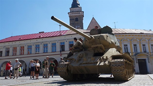Tank T-34 na náměstí ve Slavonicích. Tank T-34 na náměstí ve Slavonicích.