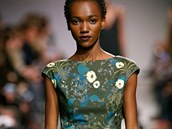 25 z 33 modelek na pehldce Zaca Posena pro podzim a zimu 2016 bylo africkho...