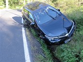Po nehodě skončilo vozidlo v příkopu. Po nehodě skončilo vozidlo v příkopu.