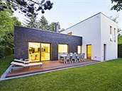Architektonickou kompozici domu tvoří dvě navzájem kolmé hmoty tvaru kvádru.... Architektonickou kompozici domu tvoří dvě navzájem kolmé hmoty tvaru kvádru....