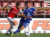 Tomáš Chorý (vpravo) z Olomouce brání pronikajícího Jana Jeřábka z Pardubic. Tomáš Chorý (vpravo) z Olomouce brání pronikajícího Jana Jeřábka z Pardubic.
