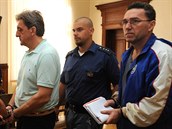 U Krajského soudu v Brně začalo líčení se Srby Draganem Radinkovičem (vlevo) a... U Krajského soudu v Brně začalo líčení se Srby Draganem Radinkovičem (vlevo) a...